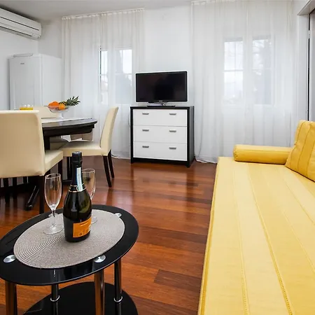 Casa de hóspedes Leta With Parking 3*
