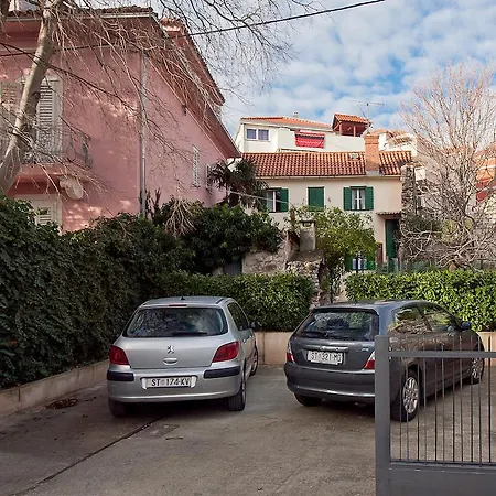 Leta With Parking سبليت